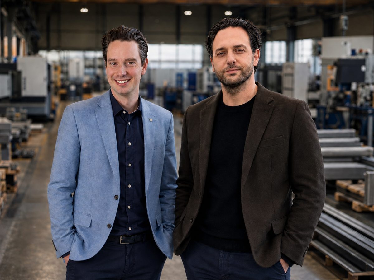 Samu&euml;l (Fesma) en Sedat (Forgexe) op de werkvloer van een maakbedrijf